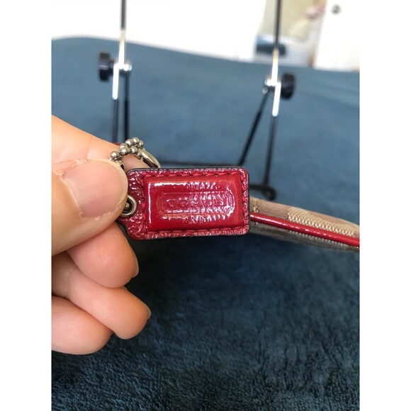 Coach poppy khaki red heart Valentine’s Day small wristlet - Picture 6 of 11